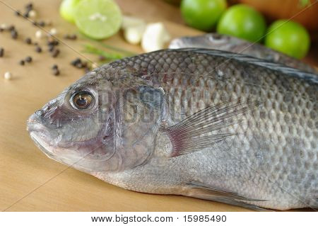 Rå fisk kaldes Tilapia på skærebræt