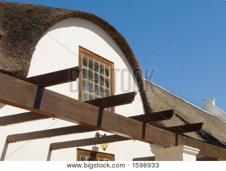 Stellenbosch Colonial çatı saz ile yapılan