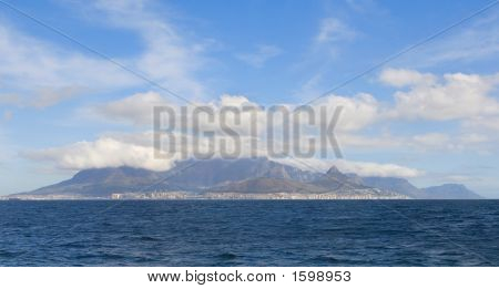 Capetown และภูเขาตารางจากมหาสมุทรแอตแลนติก