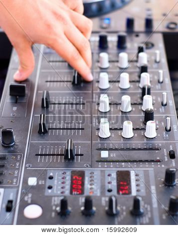 DJ tocando música