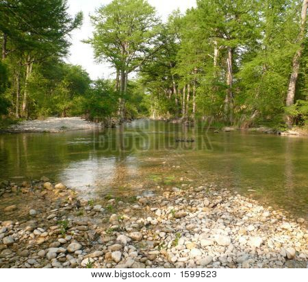 Upstream folyóra néző