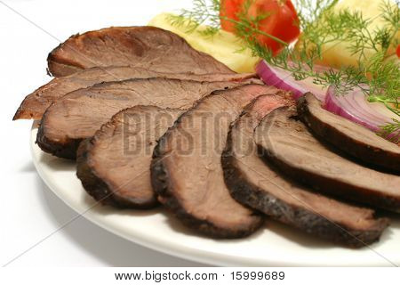 tomaat met segmenten roast beef en aardappel
