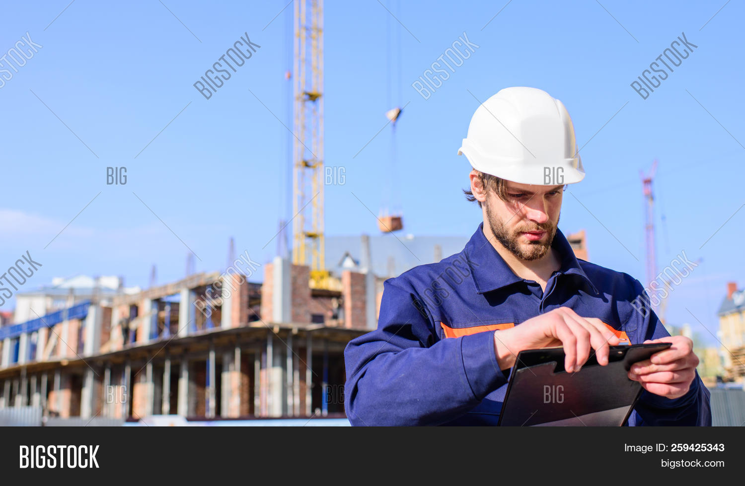 Инженеры бизнесмены. Мужчина в строительной каске. Мужчина архитектор. Бизнесмен строитель. Мужчина архитектор.