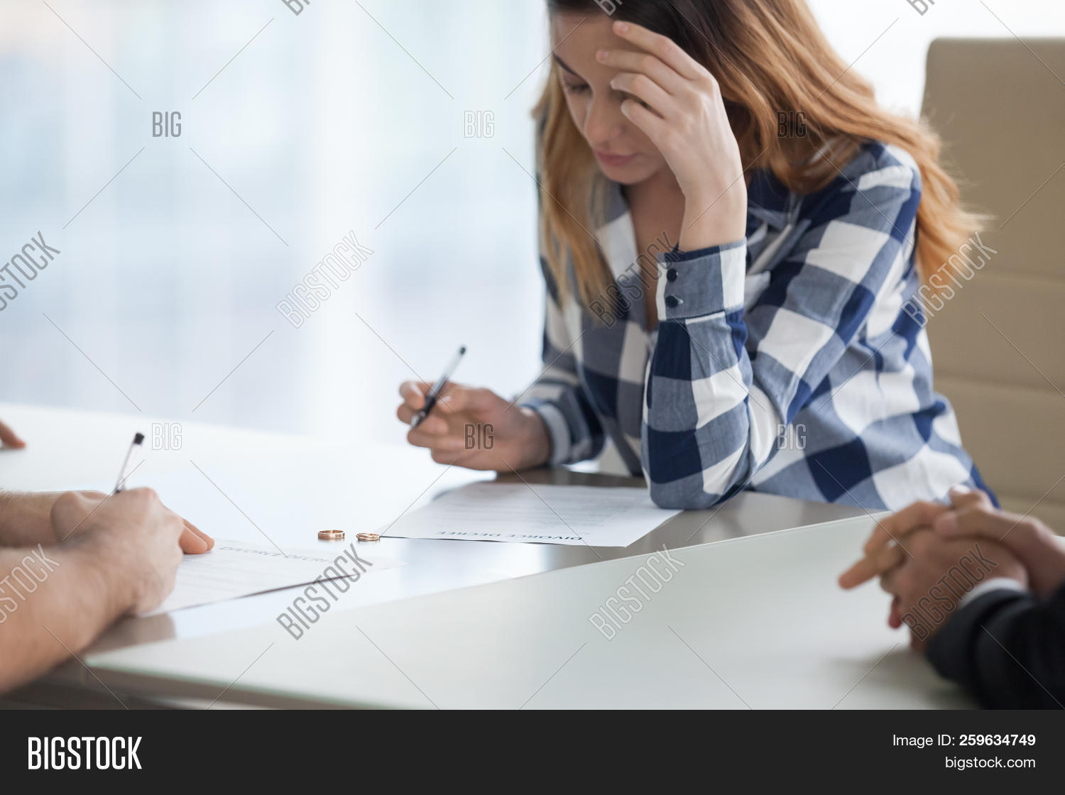 Юриспруденция. Несчастный случай в офисе. Женщина руководитель. A is a person learned in law. Law school.