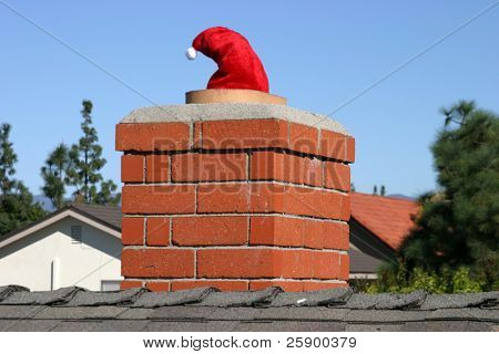 Babbo Natale scende un camino con solo suo mostrando sinistro cappello