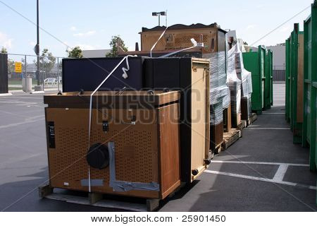 e-Waste (vecchi computer ed elettronica) viene riciclato