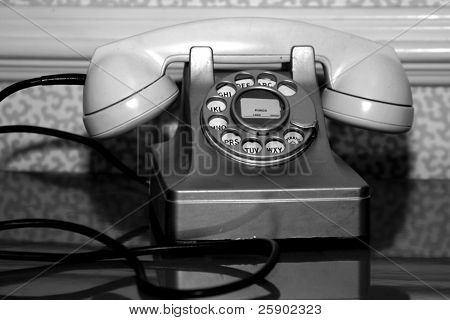 telefone antigo em preto e branco