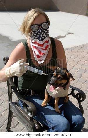 Hypno 안경 미친 여자 알 수 없는 물질과 그녀의 강아지를 삽입할 준비가 되 면