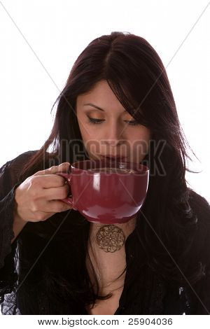 caffè, latte e coco concetti gode di una bellissima giovane donna una tazza di caffè, latte, cocco caldo o