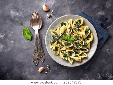 Conchiglioni Pasta With Spinach In Creamy Sauce