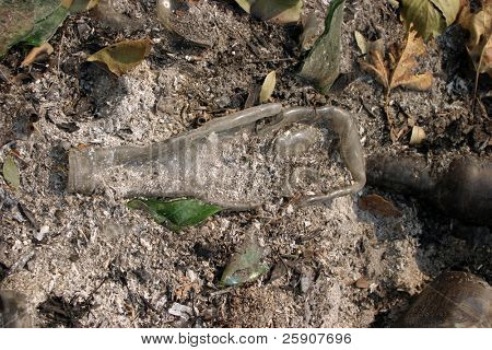 bottiglie di birra si fondono a circa 1000-1500 gradi farinheight, mostrando l'intenso calore del fi selvaggio