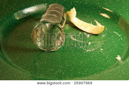 po nástupu panáka tequily. prázdné shot sklo, limetkou kůrou a solí je pryč
