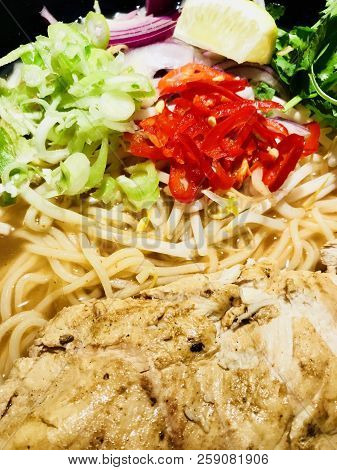 Cheshire, Uk - September 18, 2018: Wagamama Chicken Chilli Ramen Served In A Black Bowl, Cheshire, U