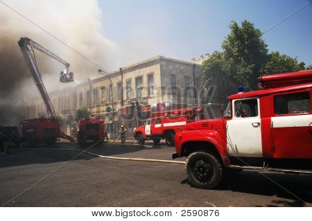 Camions de pompiers sur les lieux de l'incendie de la ville