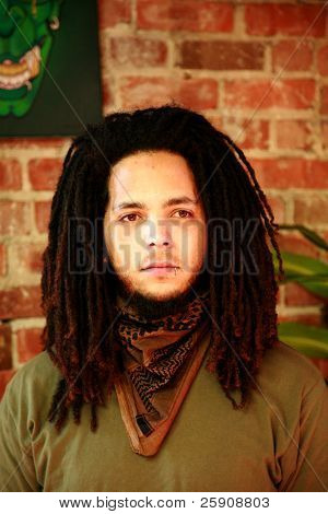 สีดำชายหนุ่ม ด้วยลักษณะเฉพาะทั้งหมดของเขาเองที่ไปอยู่ที่ลอนดอน