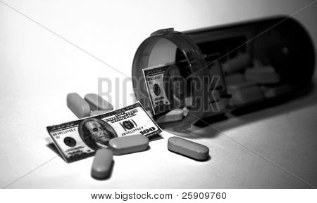 お金と薬医療と薬の c の高コストを表す薬瓶から注ぐ