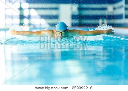 Image of sportsman sailing down path in pool in training