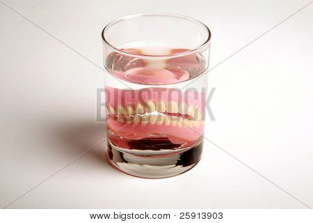 물 한 잔에 틀니