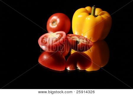 红番茄和黄色甜椒上黑色带镜子的几点思考