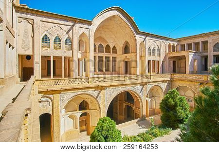 Kashan, Iran - October 22, 2017: Enjoy The Intericate Stucco Traceries On Walls And Portal Of Howz K