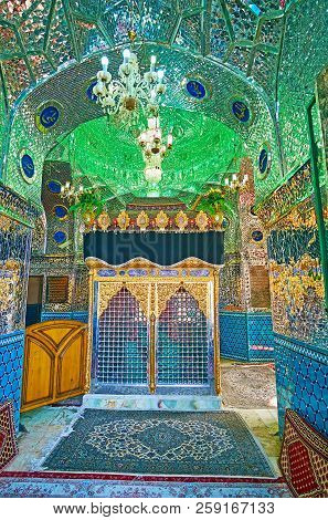 Kashan, Iran - October 22, 2017: The Outstanding Mirror Decorations In  Shahzadeh-ye Ibrahim Mausole