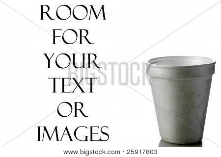 eine schmutzige alte Styropor Tasse isolated on White with Zimmer für Ihren text