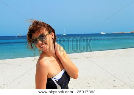 Glad kvinde på stranden