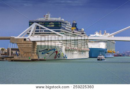 Barcelona, Spain - June 10, 2018: Ocean Liners  Norwegian Epicin And Symphony Of The Seas In Sea Por