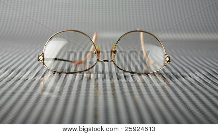 alte gold gerahmten Rezept Lesebrille lag auf einem schwarzen und weißen Hintergrund warten auf die o