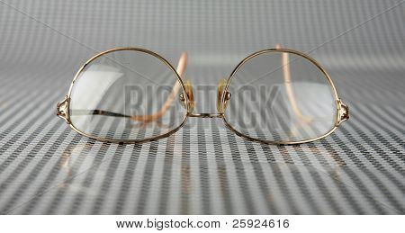 alte gold gerahmten Rezept Lesebrille lag auf einem schwarzen und weißen Hintergrund warten auf die o
