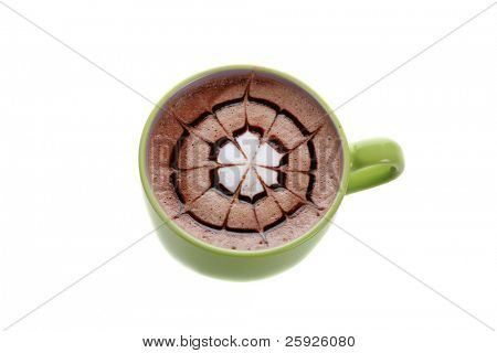 Latte Art eine keramische Kaffeetasse. isoliert auf weiss