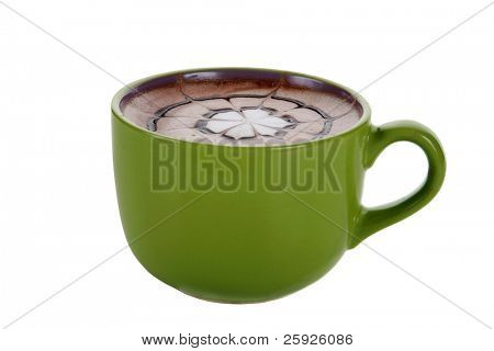 Latte Art in eine Keramik Kaffeetasse. isoliert auf weiss