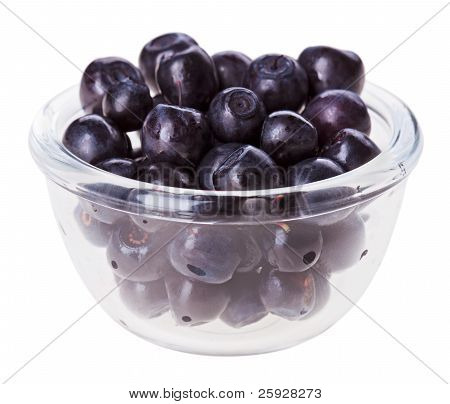 Bilberry meyve şeffaf cam, üzerinde beyaz makro izole