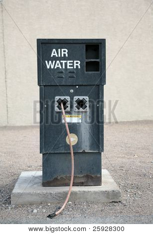un vecchio indossato la nostra pompa acqua aria in una stazione di gas nel deserto