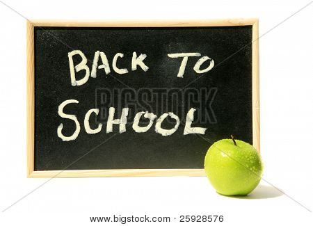 un jury de craie noire classique avec « back to school » à la craie et une pomme de vert granny smith. isolé 