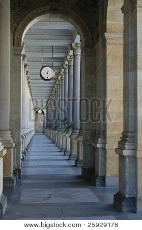 Columnata en el famoso balneario de Karlovy Vary aka Karlsbad, República Checa