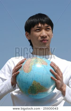 Young Asian Man holding einen terrestrischen Globus