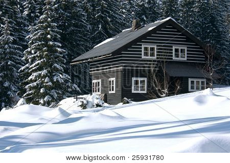 Schnee bedeckt Ski Resort Haus im Schnee bedeckt firry Wald in den tschechischen Bergen