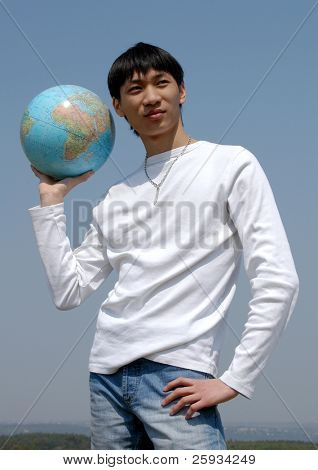 Young Asian Man holding einen terrestrischen Globus