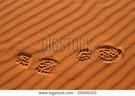 menschliche Spuren im Sand in der Sahara, Marokko