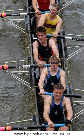 프라하-6 월 6 일: 프라하, 체코의에서 전통 연례 보트 레이스 도중 앞서 주니어로 잉 팀 행