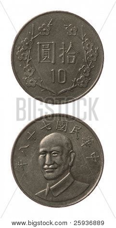 10 Moedas de novos dólares de Taiwan isolado no branco