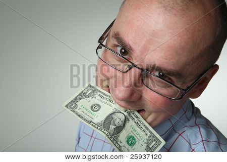 uomo mangia un one dollar bill con un sorriso sul suo viso