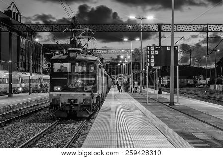People Train Bw