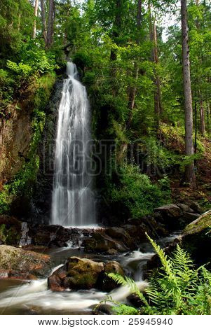 Vodopád v lese s dlouhou expozicí