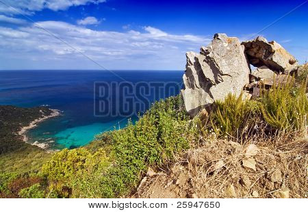 Blauwe lagune met machtige rock op Sardinië eiland