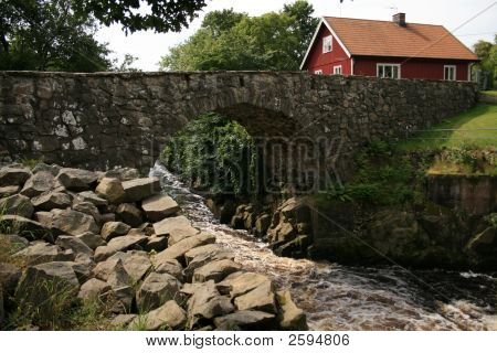 Ponte velha e casa