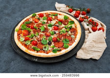 Pizza Mozzarella, Ham chiffonade and Sliced ??Mushrooms