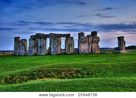 Historiske monument Stonehenge ikke langt fra byen af Amesbury ved solnedgang, England. HDR