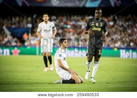 VALENCIA, SPAIN - SETEMBER 19: Guedes (C) during UEFA Champions League match between Valencia CF and Juventus at Mestalla Stadium on September 19, 2018 in Valencia, Spain